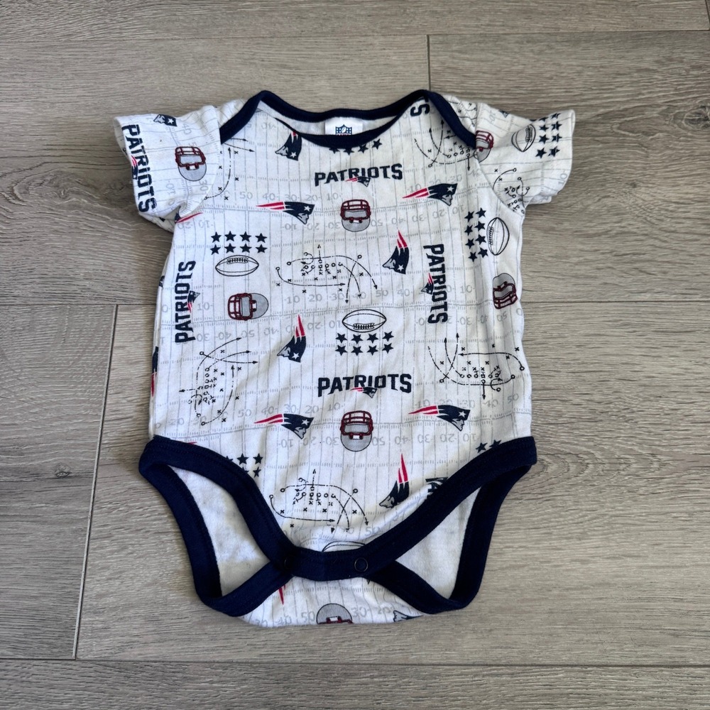 NFL Team Apparel New England Patriots Infant Bodysuit 0-3 M White Navy Red Print